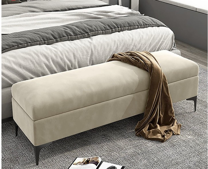 Ghế dài đặt cuối giường là một món nội thất "có cũng được, không cũng chẳng sao. Chiếc ghế này thường chỉ được dùng để đặt tạm quần áo mặc dở nhưng lại chiếm diện tích lưu thông, nhất là trong phòng ngủ nhỏ. Ảnh: Sofa Việt Phát