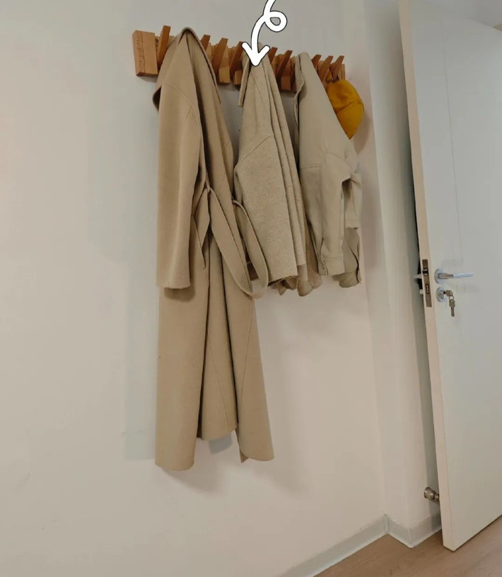 Giải pháp thay thế là lắp vài móc treo tường để treo quần áo đang mặc dang dở. Cách này gọn và tiết kiệm diện tích hơn. Ảnh: Getty