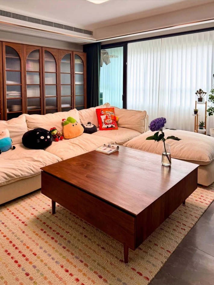 Bàn trà to bản kiểu truyền thống được nhiều gia đình lựa chọn. Nhưng thực tế, món đồ này chiếm đúng vị trí trung tâm của phòng khách, cồng kềnh, khó di chuyển. Ảnh: Getty