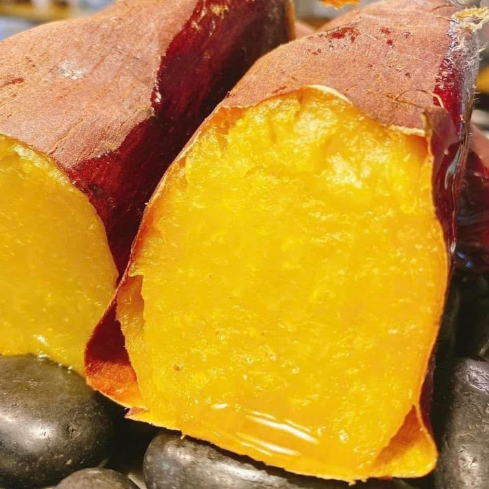 Shiruku Suiito là loại khoai lang đặc sản từ Nhật Bản, với lớp vỏ mềm, mịn và vị ngọt tự nhiên. Ảnh: Facebook