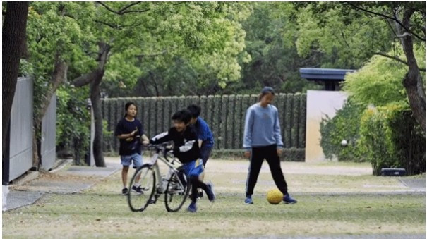 Con cháu cuối tuần ghé thăm làng cũng nhanh chóng trở nên thân thiết với nhau như một đại gia đình, tự do chạy nhảy, vui chơi. Ảnh: The Paper