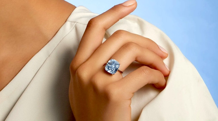 Viên kim cương xanh rực rỡ "Sắc lam Địa Trung Hải" nặng 10,3 carat được xem là "cực hiếm", vừa bán đấu giá 21,5 triệu USD (khoảng 497 tỷ VNĐ) ở Thụy Sĩ. Ảnh: Sotheby’s