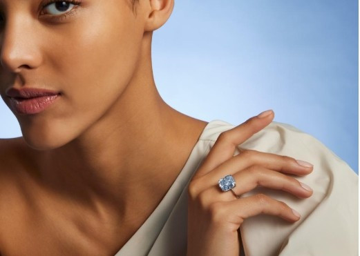 Những viên kim cương xanh rực rỡ trên 10 carat luôn được bán với giá cao tại các cuộc đấu giá. Ảnh: Forbes