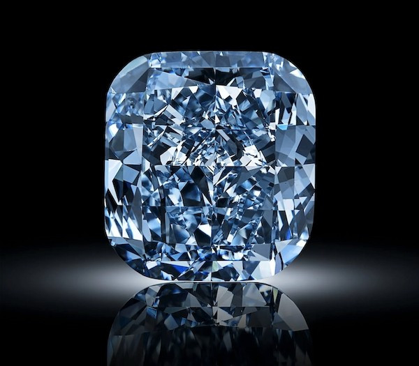 Sotheby's cho biết, phiên đấu giá bắt đầu ở mức 9 triệu franc Thụy Sĩ (10,8 triệu USD), cuối cùng viên kim cương được bán cho một nhà sưu tập tư nhân người Mỹ, với giá 17,9 triệu franc (21,5 triệu USD). Ảnh: Sotheby’s