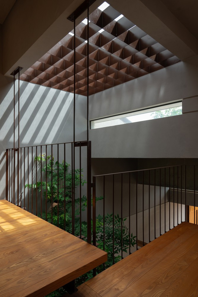 Những sự tương phản này làm phong phú thêm trải nghiệm không gian cho người sử dụng. Ảnh: Tad.atelier