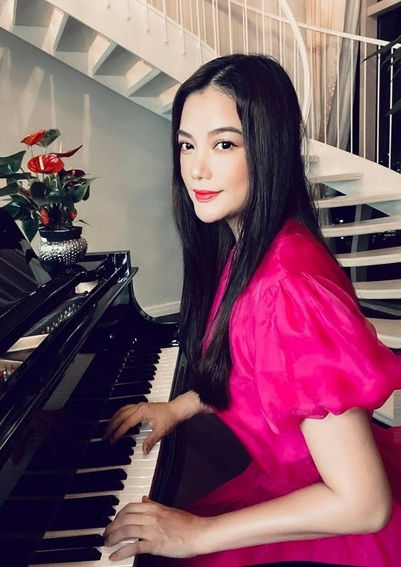 Chiếc đàn piano trong phòng giúp người đẹp thư thái sau những giờ làm việc căng thẳng. Ảnh: FB Trương Ngọc Ánh