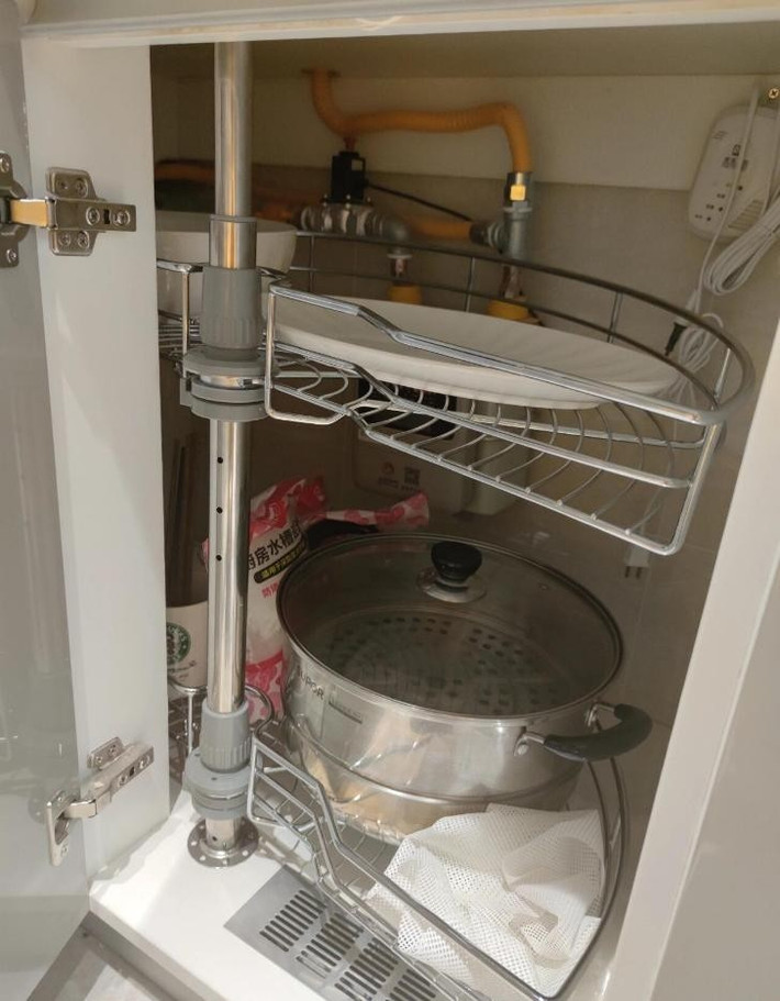 Kệ góc xoay trong tủ bếp ra đời để người dùng tận dụng không gian này. Nhưng thực tế, kệ xoay chiếm nhiều diện tích khiến phần lưu trữ bị lãng phí. Ảnh: Internet