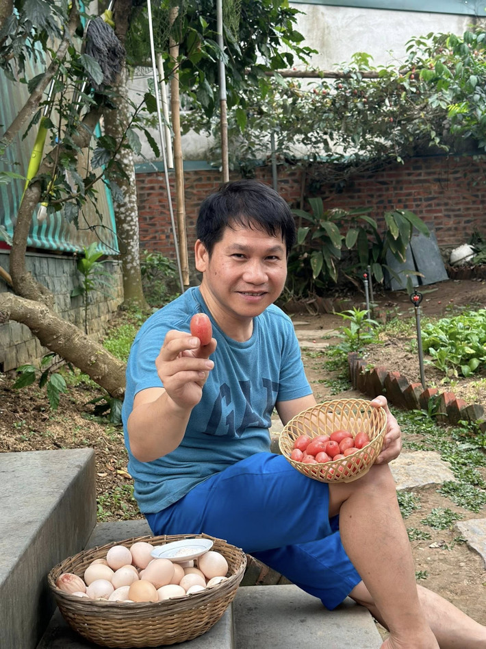 Hình ảnh nam ca sĩ ngồi bệt trên thềm nhà khiến mọi người thích thú. Ảnh: FBNV