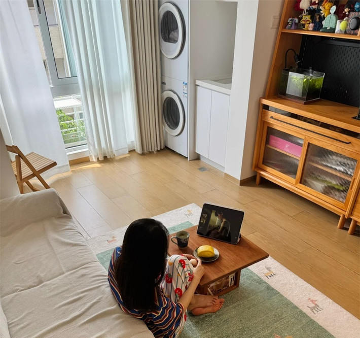 Đối diện là tủ phụ chia làm 3 tầng: trưng bày, nuôi cá – cây thủy sinh, và lưu trữ đồ. Ảnh: Sohu