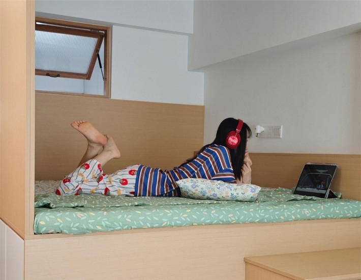 Đầu giường là tấm vách trắng đơn giản, phía trên có cửa sổ nhỏ đón ánh sáng từ bếp để căn phòng không bị tối hay bí bách. Ảnh: Sohu