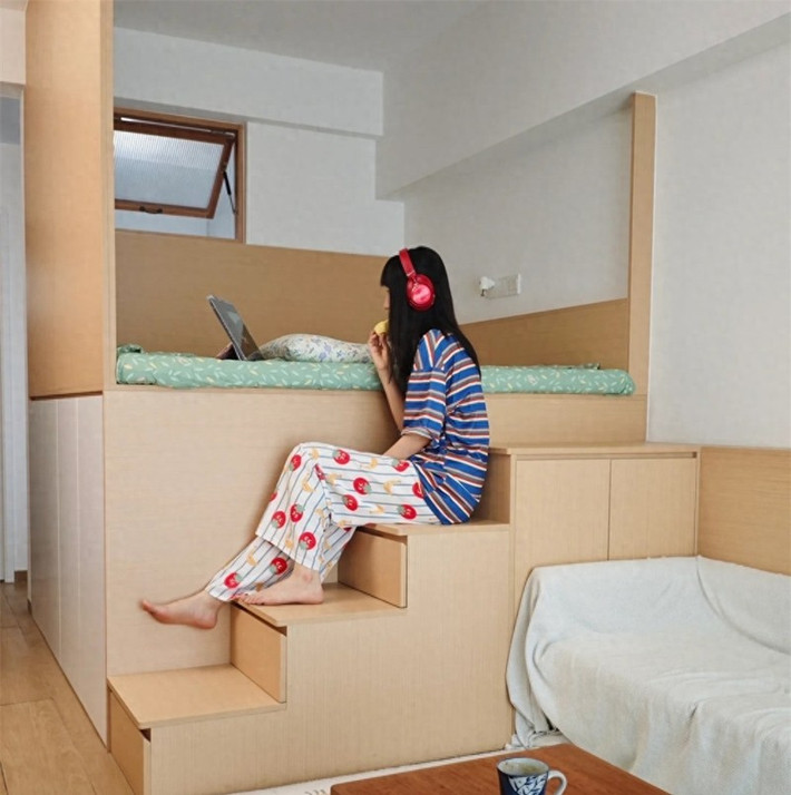 Nhã Nhã (27 tuổi, sống tại Hạ Môn, Phúc Kiến, Trung Quốc) mua lại một căn hộ nhỏ cũ rộng 30m2. Thay vì chấp nhận không gian eo hẹp, Nhã Nhã tự tay lên ý tưởng thiết kế lại toàn bộ, biến nơi này thành một tổ ấm nhỏ nhưng không thiếu thứ gì. Ảnh: Sohu