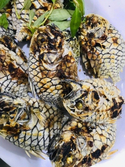 Khi nướng lên, thịt cá mãng cầu thơm lừng, lớp da giòn nhẹ, bên trong trắng ngần và ngọt như thịt gà, đậm đà vị biển. Ảnh: Internet
