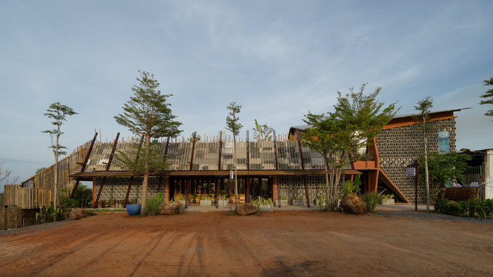 Dragonfly Retreat & Cafe được cải tạo từ một nhà kho trồng nấm bỏ hoang, mọi thứ phủ đầy bụi, hoen rỉ và xuống cấp. Ảnh: Quang Dam