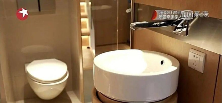 Phòng vệ sinh cũng được đưa từ ngoài sân vào trong nhà, dù nhỏ vẫn khá tiện nghi. Ảnh: Sohu