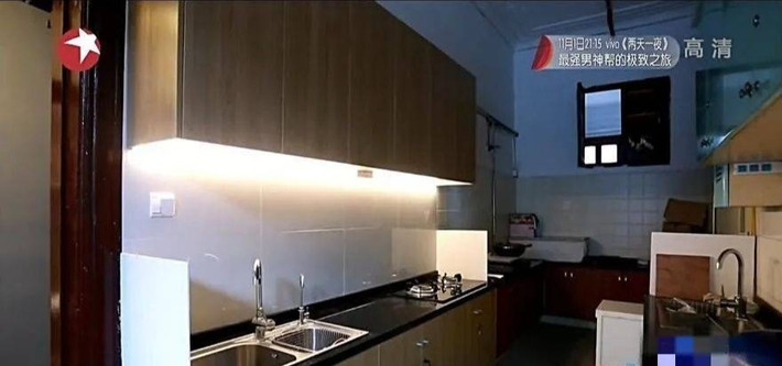 Khu bếp được cải tạo thành không gian khép kín, sáng sủa và sạch sẽ hơn. Ảnh: Sohu