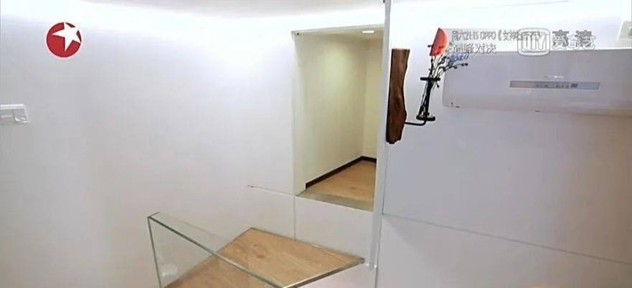 Gác mái cũ khó sử dụng được thay bằng tầng lửng thép chắc chắn. Tầng lửng thiết kế thành phòng ngủ riêng kín đáo. Ảnh: Sohu