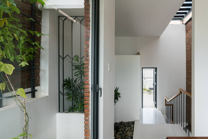 Bên trong không gian hướng đến sự đơn giản và thông thoáng. Hai gam màu trắng và nâu chủ đạo mang đến trải nghiệm về một cuộc sống thư thái. Ảnh: Quang Dam