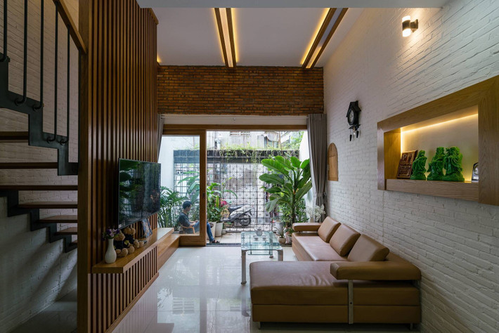Dù nhà phố chỉ rộng 50m2 với chiều rộng 4m và chiều dài hơn 12m, đơn vị thiết kế vẫn quyết định lùi không gian sinh hoạt lại để tạo mảnh sân trước nhà. Ảnh: Quang Dam
