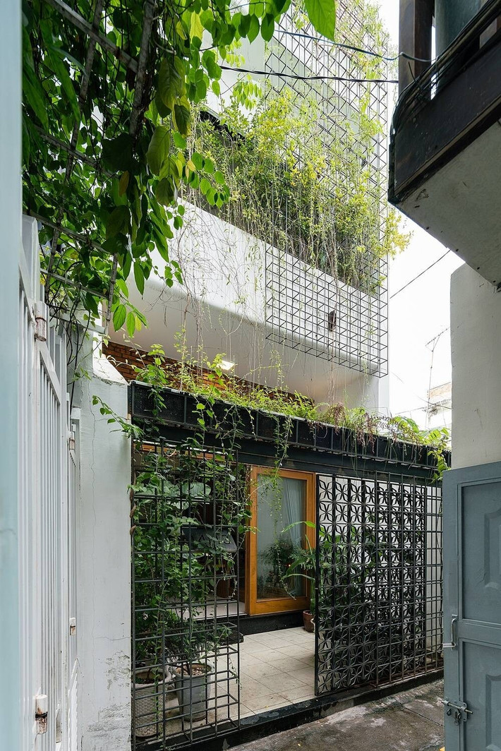 Hẻm House là ngôi nhà 3 tầng nằm trong một con hẻm nhỏ chỉ rộng 1,2m thiếu nắng và gió giữa trung tâm thành phố Nha Trang. Ảnh: Quang Dam
