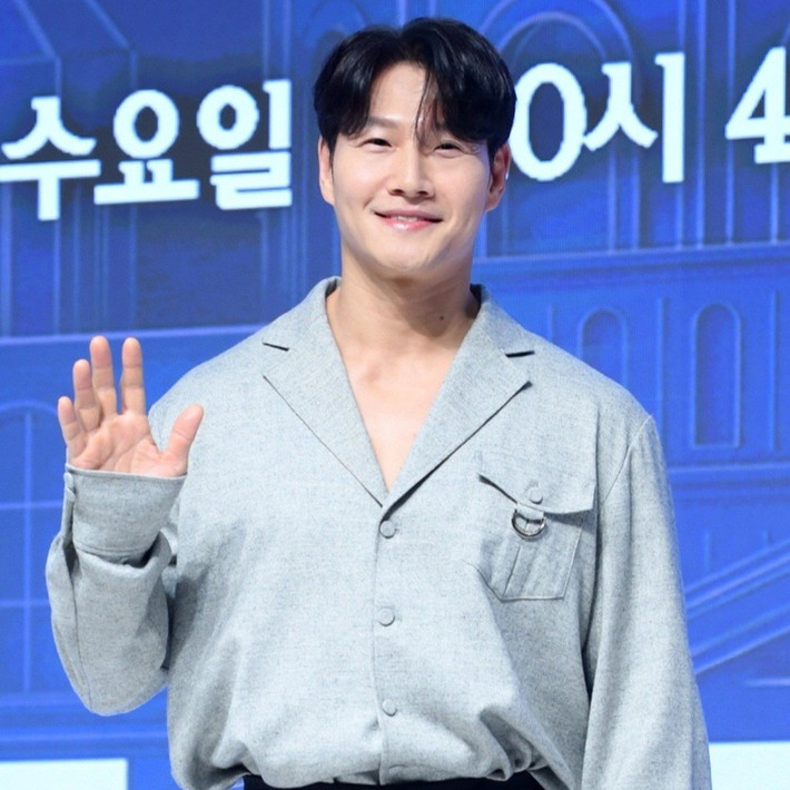 Thông tin nam ca sĩ Kim Jong Kook thông báo cưới vợ ở tuổi 49 vào tháng 10 sắp tới khiến khán giả khắp nơi bất ngờ vì anh nổi tiếng là "thánh ế". Ảnh: MK