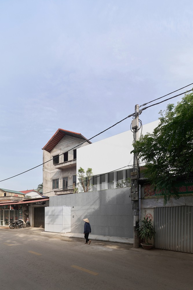 Khu đất có mặt tiền hẹp trải dài về phía sau, tạo thành hình chữ T đặc trưng. Gia chủ và nhóm thiết kế thống nhất ngôi nhà nên có một khu vườn rộng. Ảnh: Bùi Xuân Quý