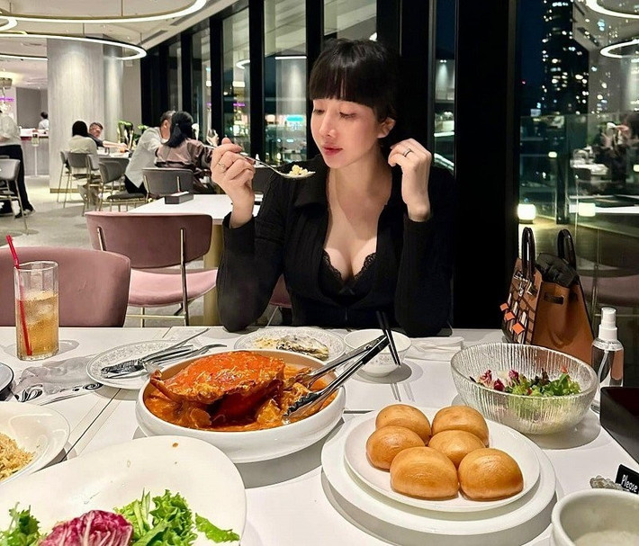 Nhờ nhan sắc xinh đẹp và độ nổi tiếng trên mạng xã hội, "Cún Bông" còn kinh doanh mỹ phẩm và thực phẩm chức năng qua trang mạng xã hội, mang về nguồn thu nhập "khủng". Ảnh: FBNV