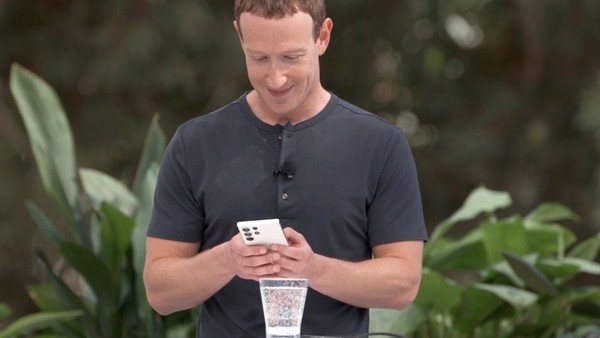 CEO Meta - Mark Zuckerberg từng sử dụng điện thoại Apple nhưng đã chuyển sang dòng Galaxy của Samsung. Zuckerberg từng dùng chiếc Galaxy S23 Ultra, sau đó nâng cấp lên mẫu Galaxy S24 Ultra. Ảnh: Reuters