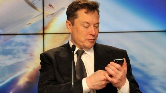 Elon Musk - tỷ phú giàu nhất hành tinh được cho là đang sử dụng cả iPhone và một chiếc Samsung Galaxy. Ảnh: LinkedIn