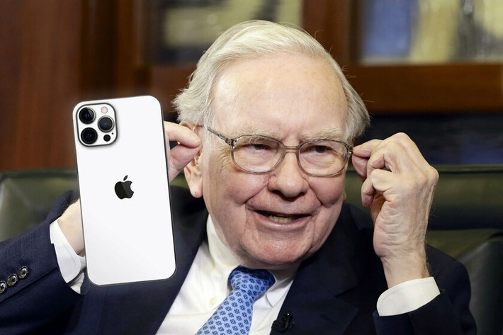 Ở độ tuổi ngoài 90, Warren Buffett không còn quá quan tâm đến những chiếc điện thoại thông minh. Theo báo cáo mới nhất, Warren Buffett vẫn đang sử dụng chiếc iPhone 11 ra mắt từ năm 2019. Ảnh: Applesfera