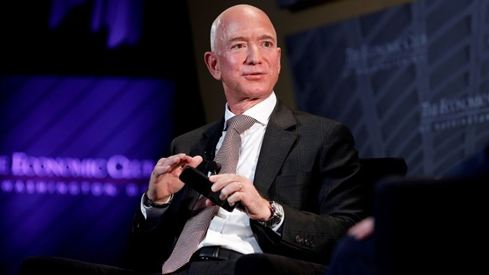 Một số nguồn tin rò rỉ cho biết, tỷ phú Jeff Bezos đang dùng một mẫu điện thoại Google Pixel hoặc Samsung Galaxy. Ảnh: Nytimes