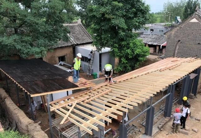 Nhờ vậy, chỉ trong vòng 15 ngày ngắn ngủi, ngôi nhà cũ đã được "lột xác" thành một tổ ấm khang trang, hiện đại nhưng vẫn đậm chất mộc mạc. Ảnh: Sohu