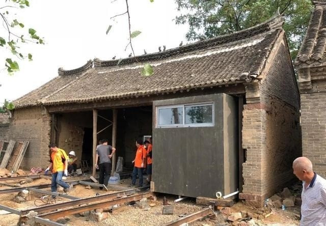 Để giữ được hồn xưa và đảm bảo tính tiện nghi, hiện đại, nhóm kiến trúc sư giữ lại khung nhà chính nhưng thay mới những phần đã hư hỏng nghiêm trọng. Ảnh: Sohu