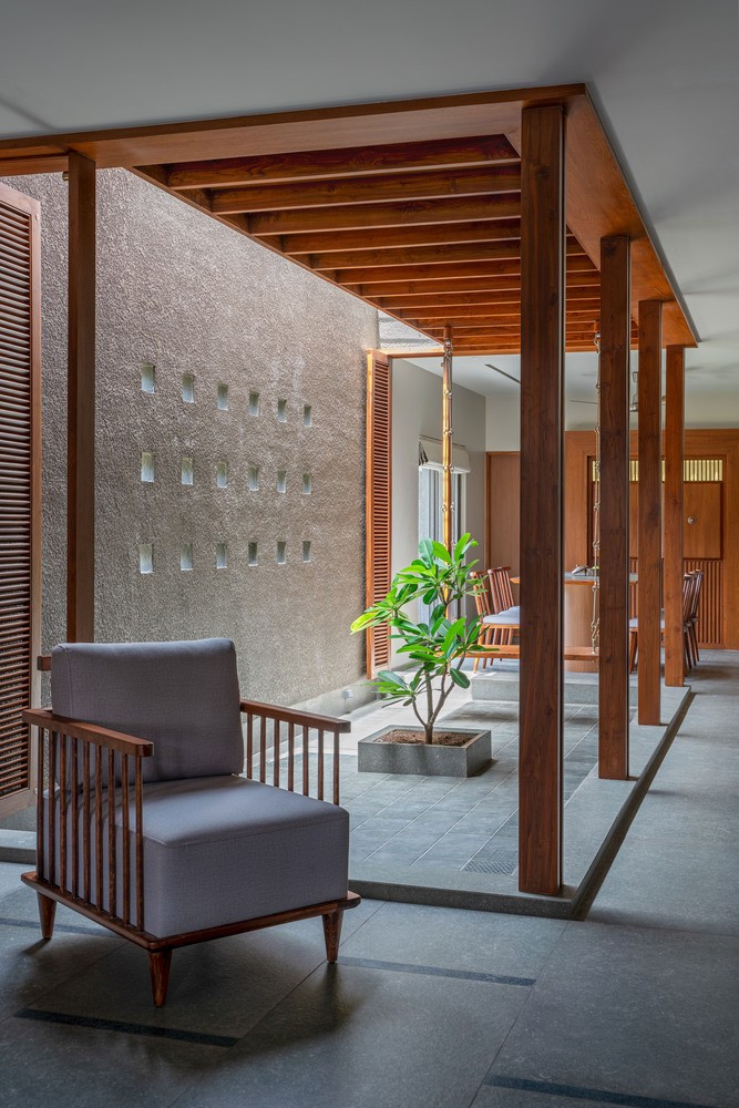 Khoảng sân dài được bố trí dọc, đóng vai trò là "trục thở". Ảnh: Archdaily