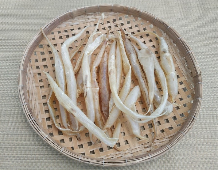 Ngày nay, bong bóng cá lạc khô giá lên đến 9 triệu đồng/kg vì hiếm. Mỗi con cá chỉ lấy được một chiếc và phải phơi khô kỹ để bảo quản. Ảnh: Shopee