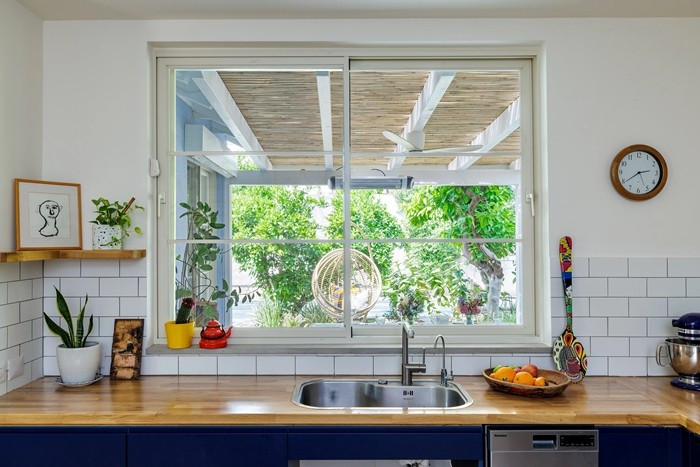 Khu bếp thoáng sáng nhìn thẳng ra sân vườn bên ngoài. Ảnh: Archilovers