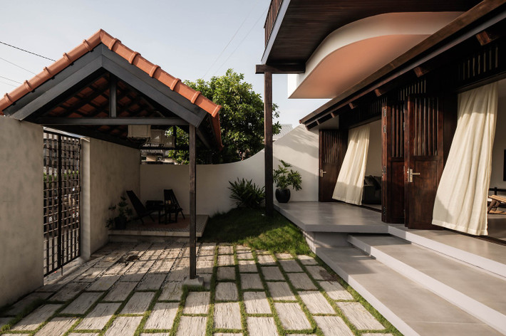 Theo đó, một gian và một chái đã được dỡ bỏ. Tầng trệt có hai gian dành cho khu vực sinh hoạt chung gồm phòng khách, bếp, phòng ăn và một chái dành riêng cho việc thờ cúng. Ảnh: Nguyen Dang Hieu
