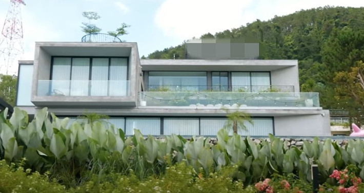 Mới đây, kênh YouTube NhaF giới thiệu một căn villa rộng tới 2.000m2 tại khu vực sân Golf Tam Đảo (Phú Thọ). Ảnh chụp màn hình NhaF