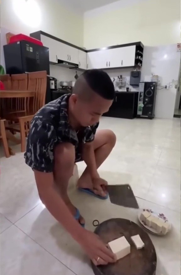 Khu vực bếp rộng rãi với màu đen trắng chủ đạo. Ảnh chụp màn hình