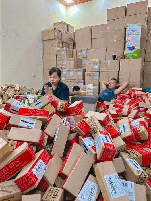 Bên trong nhà không trang trí cầu kỳ, thay vào đó là ngập tràn hàng hoá, những thùng carton được cho là đựng sản phẩm nhà Hải Sen xếp kín từ sàn đến tận trần nhà. Ảnh: Facebook