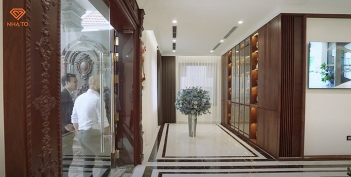 Không gian tầng 1 thoáng đãng với tổng diện tích 200m2. Ảnh chụp màn hình NhaTo