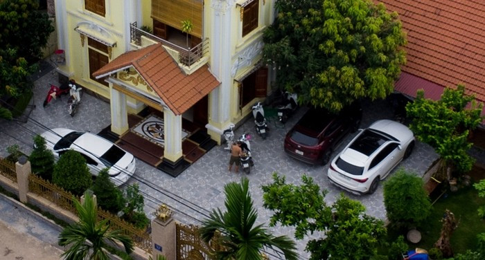 Ngôi nhà được xây dựng theo kiến trúc kiểu biệt thự. Ảnh: Như Hoàn/ĐSPL