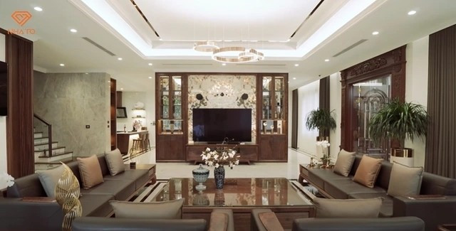 Chính giữa phòng khách là sofa lớn bằng gỗ óc chó, giá khoảng 1,5 tỷ đồng. Ảnh chụp màn hình NhaTo