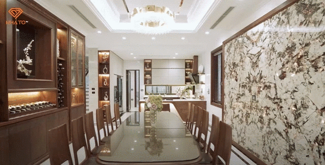 Không gian bàn ăn gây ấn tượng mạnh với một bức tranh bằng đá tự nhiên lớn, chiếm gần trọn bờ tường. Ảnh chụp màn hình NhaTo