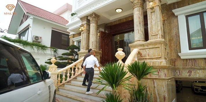 Bậc thang lên nhà bề thế giống như bước vào cung điện lộng lẫy. Ảnh chụp màn hình NhaTo
