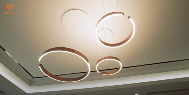 Trần nhà với bộ đèn nhập khẩu từ Đức tạo chiều sâu ảo diệu và màu sắc ánh sáng vàng ấm áp. Ảnh chụp màn hình NhaTo