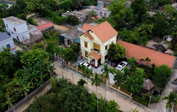 Căn nhà 3 tầng có khuôn viên vườn rộng lớn, được xây dựng từ năm 2020. Ảnh: Như Hoàn/ĐSPL