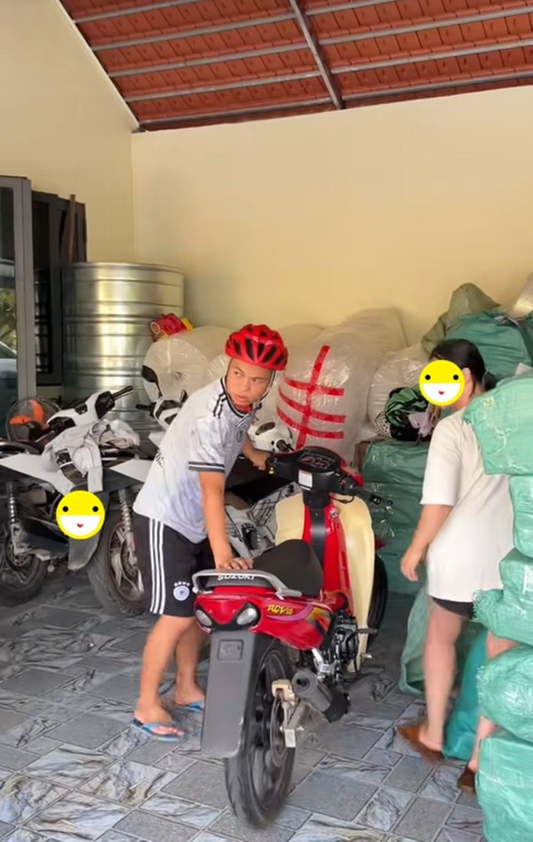 Một góc sân chất đồ đạc để đóng hàng. Ảnh chụp màn hình >>> Mời độc giả xem video: Hà Nội kiểm tra hơn 1.000 căn biệt thự cũ. Nguồn: VTV24