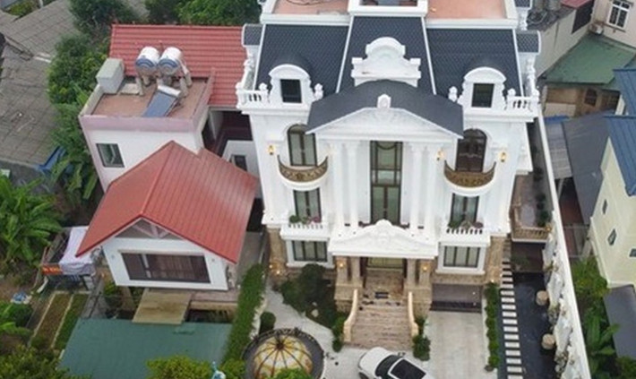 Mang phong cách tân cổ điển, căn biệt thự gồm 4 tầng, tổng diện tích xây dựng 250m2, xây trên khu đất 500m2. Ảnh chụp màn hình NhaTo