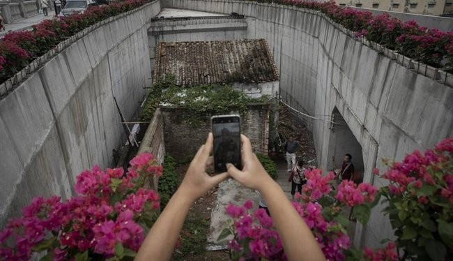 Thời điểm đầu năm 2025, gia chủ và con trai út vẫn sống trong ngôi nhà. Nhà có nước và điện nhưng không có nhà vệ sinh, không có bếp, không có mạng Internet, ti vi không xem được. Ảnh: Ebc