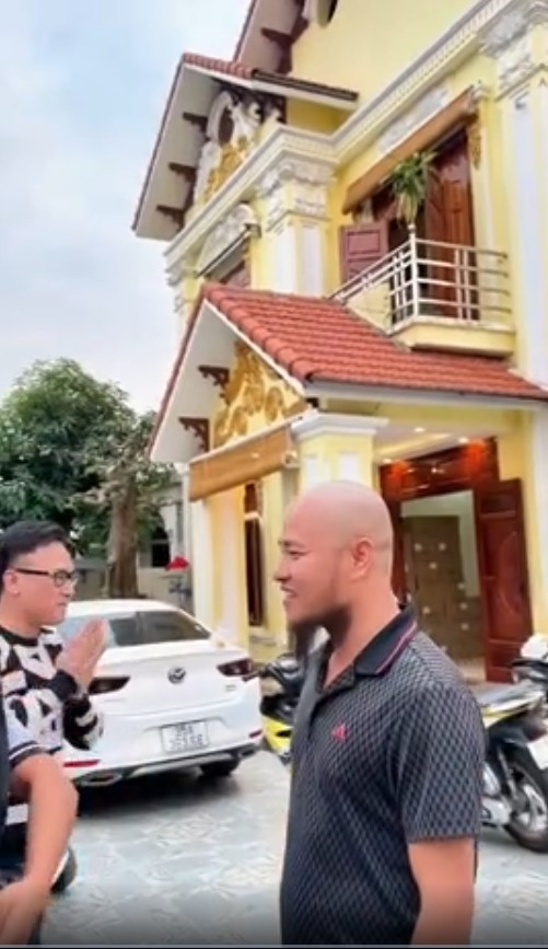 Những video khoe xe hé lộ bối cảnh là căn nhà có sân rộng, ban công lớn. Ảnh chụp màn hình